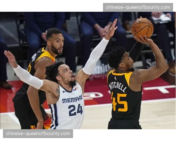 太阳大胜爵士团队战术解析：七人得分上双与45.5%三分命中率